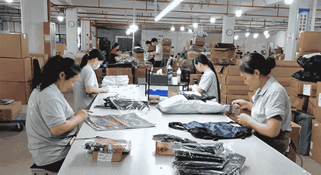 中国倉庫でアパレル商品を検品するスタッフ